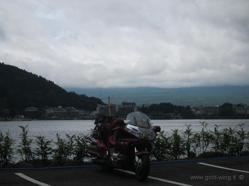 IMG_5126.JPG - Monte Fuji, lago Kawaguchi (m 850) - Vista del vulcano... dietro le nubi