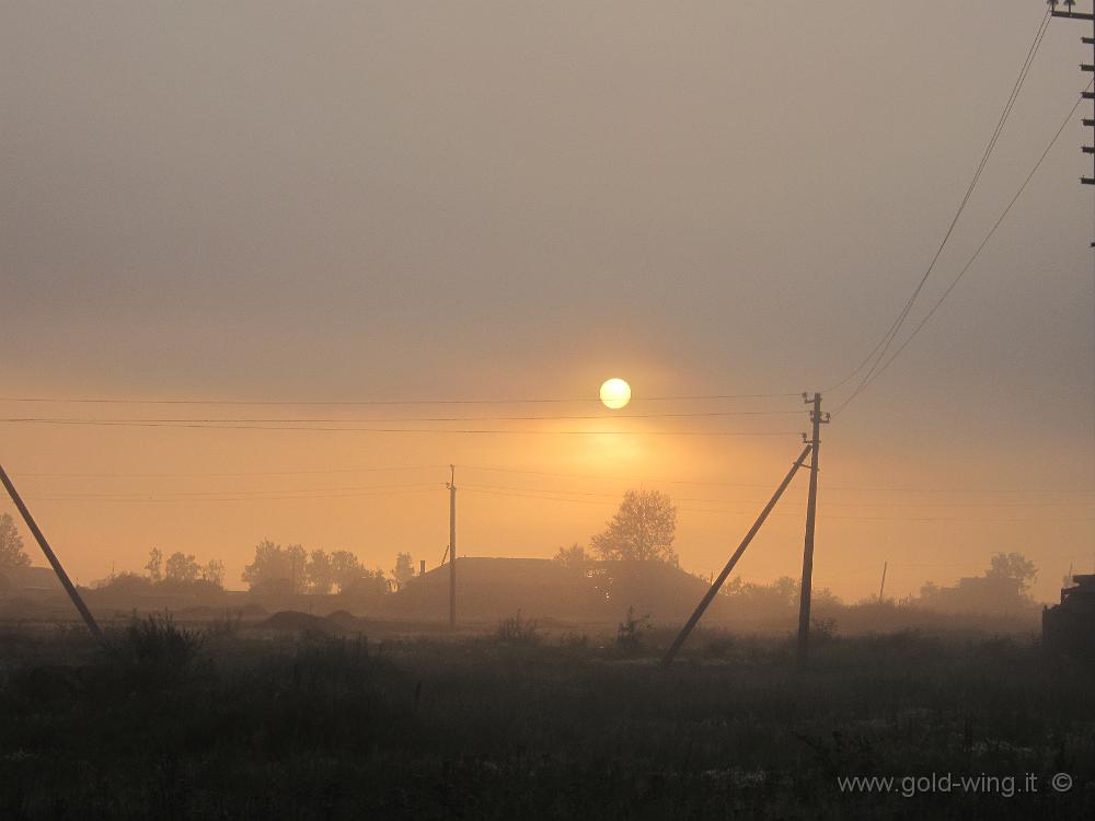 IMG_6132.JPG - A nord di Usol'e Sibirskoe - Il sole buca la nebbia