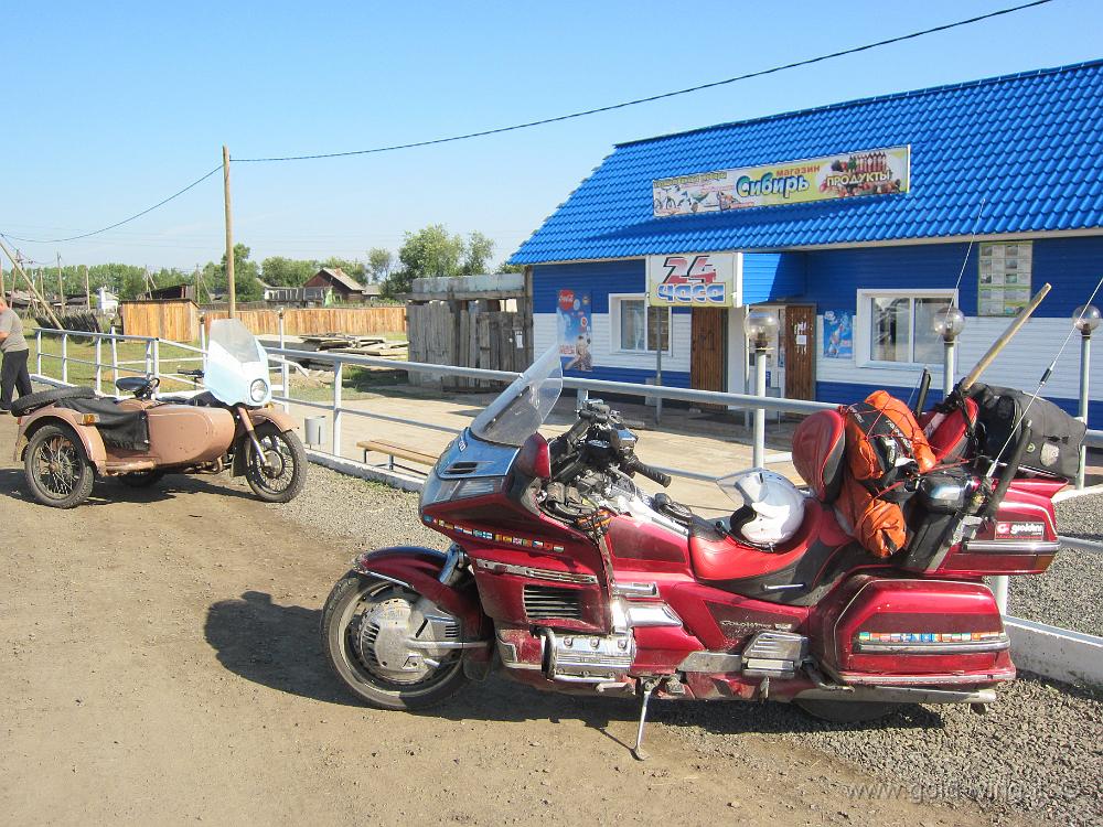 IMG_6143.JPG - A est di Tulun - Gold Wing e sidecar