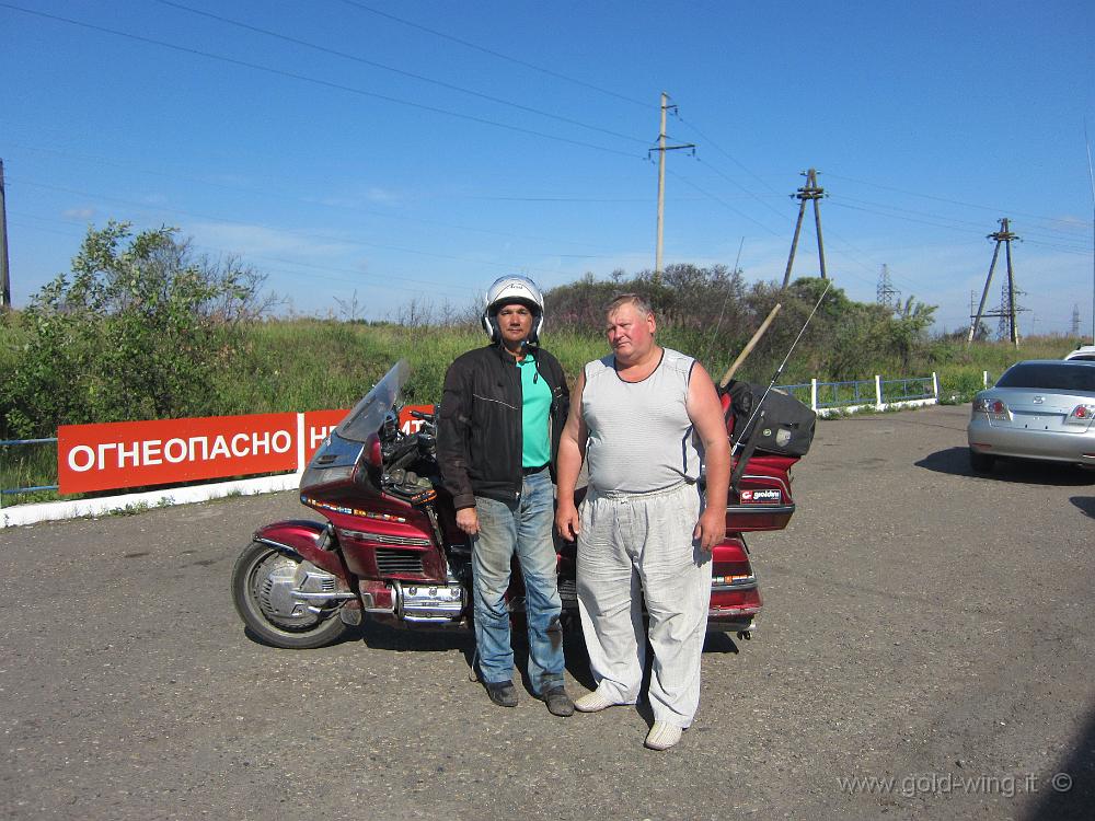 IMG_6149.JPG - Presso Tulun - Un russo che aveva incontrato l'anno scorso il mio amico motociclista Marcello Carucci