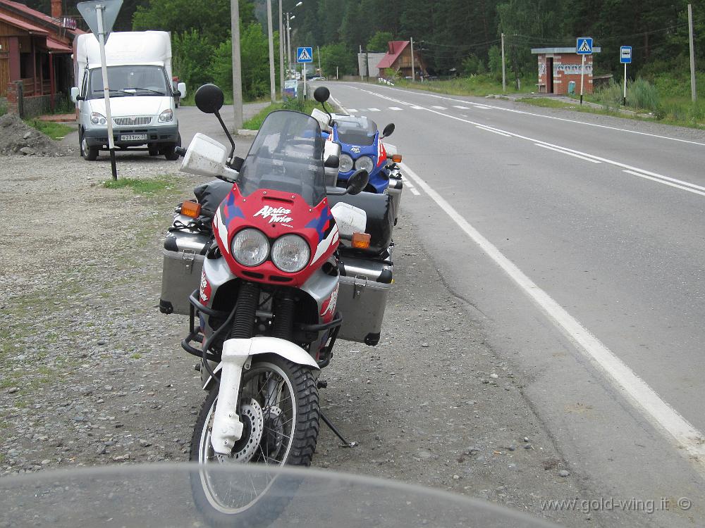 IMG_6774.JPG - Repubblica dell'Altaj - Incontro con due tedeschi su Africa Twin: loro vanno a sud (verso la Mongolia), io a nord