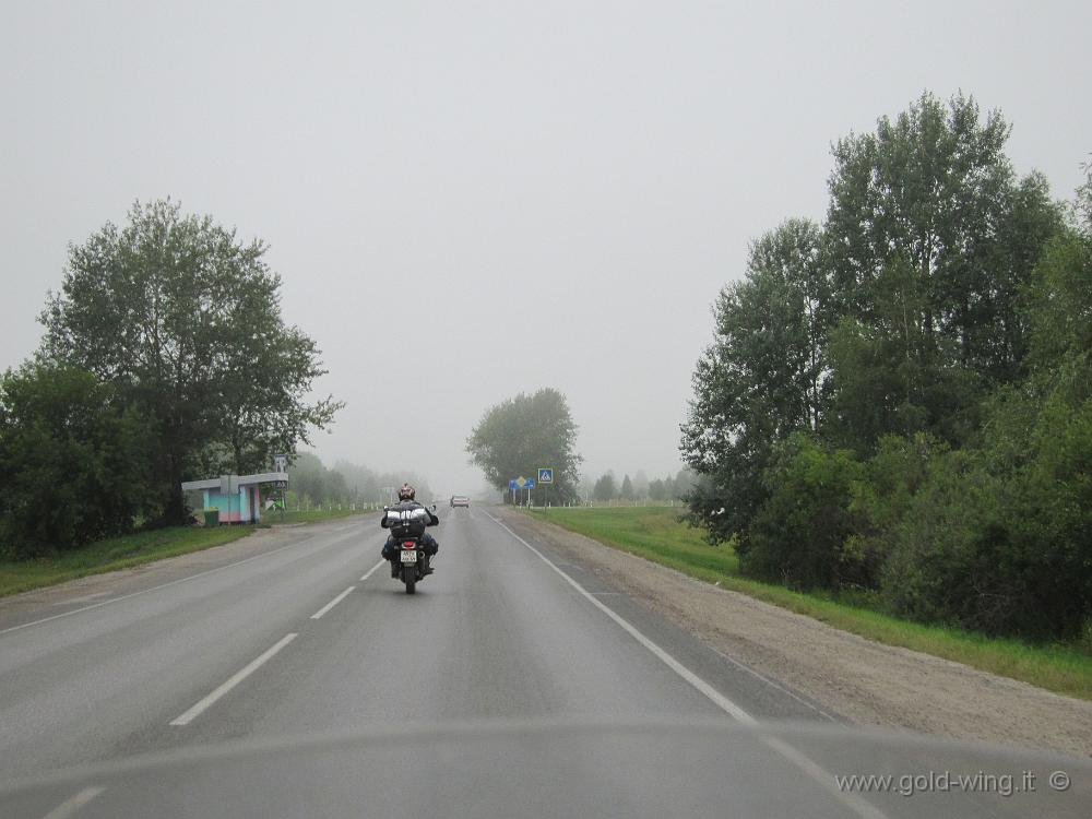 IMG_6819.JPG - A ovest di Novosibirsk - Il motociclista russo con cui percorro un tratto di strada. Quando ha visto come guido (superamento linee continue e sorpassi vari)... ci siamo separati