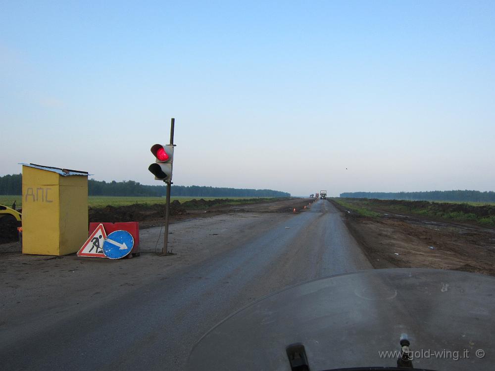 IMG_6867.JPG - Tra Abatskiy e Ishim - Lavori in corso: sono il primo della lunga fila... ma la moto non riparte!