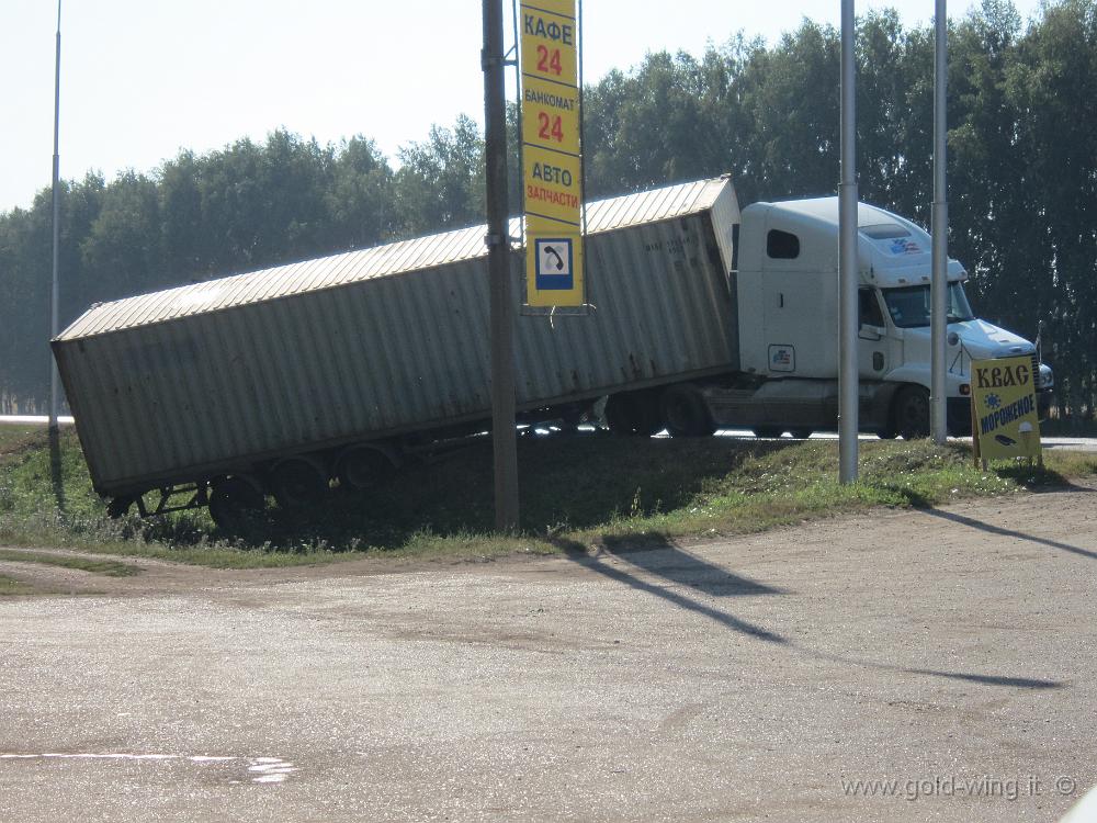 IMG_7013.JPG - A ovest di Ufa - Camion parzialmente fuori strada