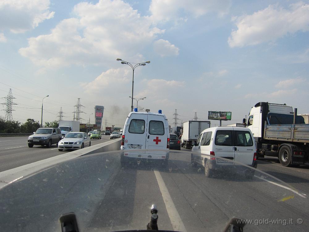 IMG_7168.JPG - Circonvallazione di Mosca -  Non sono il solo a passare sullo spartitraffico, ma addirittura un'ambulanza!