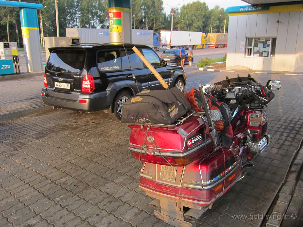 IMG_7198.JPG - Strada verso la Bielorussia - Le stazioni di servizio non hanno benzina e il Suv la chiede a me