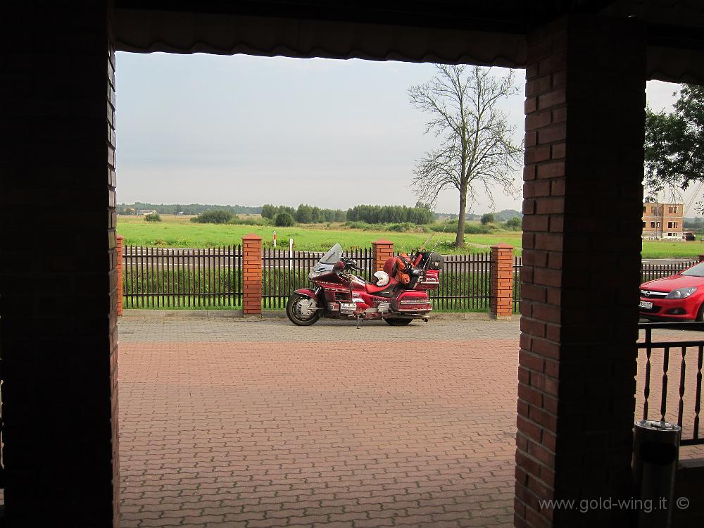 IMG_7266.JPG - Polonia - Terespol, appena oltre il confine bielorusso: la moto pronta a ripartire davanti all'albergo