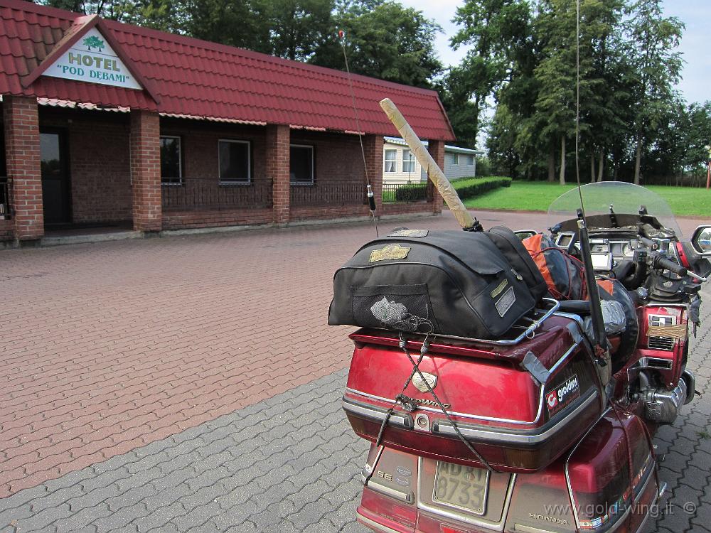 IMG_7267.JPG - Polonia - Terespol, appena oltre il confine bielorusso: la moto pronta a ripartire davanti all'albergo