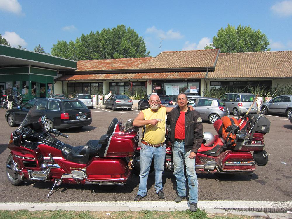 IMG_7345.JPG - Tra Verona e Mantova - Il mio amico serbo Barba è passato a salutarmi. Anche lui in Gold Wing 1500 rossa