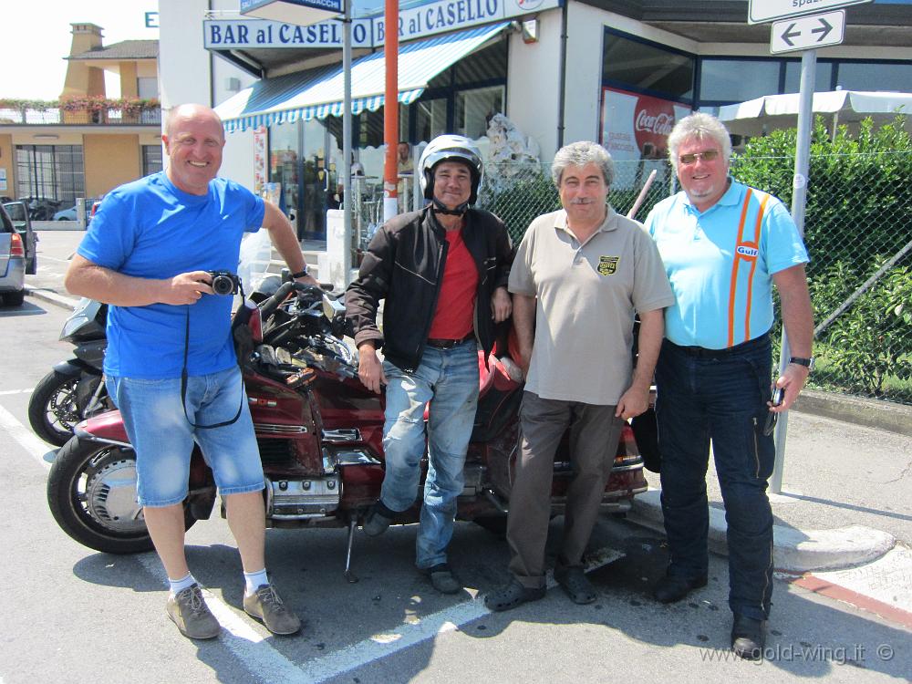 IMG_7349.JPG - Cesena - Sono passatti a salutarmi gli amici del Gold Wing Club i Lupi dell'Appennino (Maurizio e Marino) ed Emanuele "dragokappa"