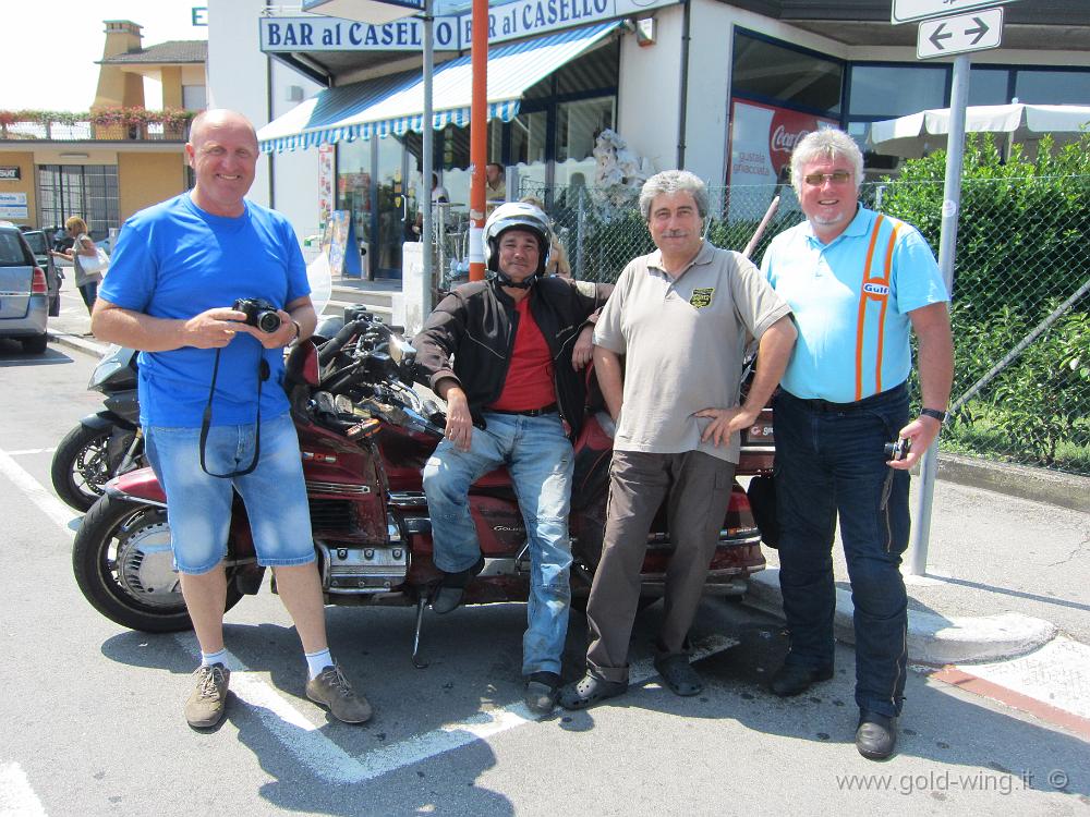 IMG_7350.JPG - Cesena - Sono passatti a salutarmi gli amici del Gold Wing Club i Lupi dell'Appennino (Maurizio e Marino) ed Emanuele "dragokappa"