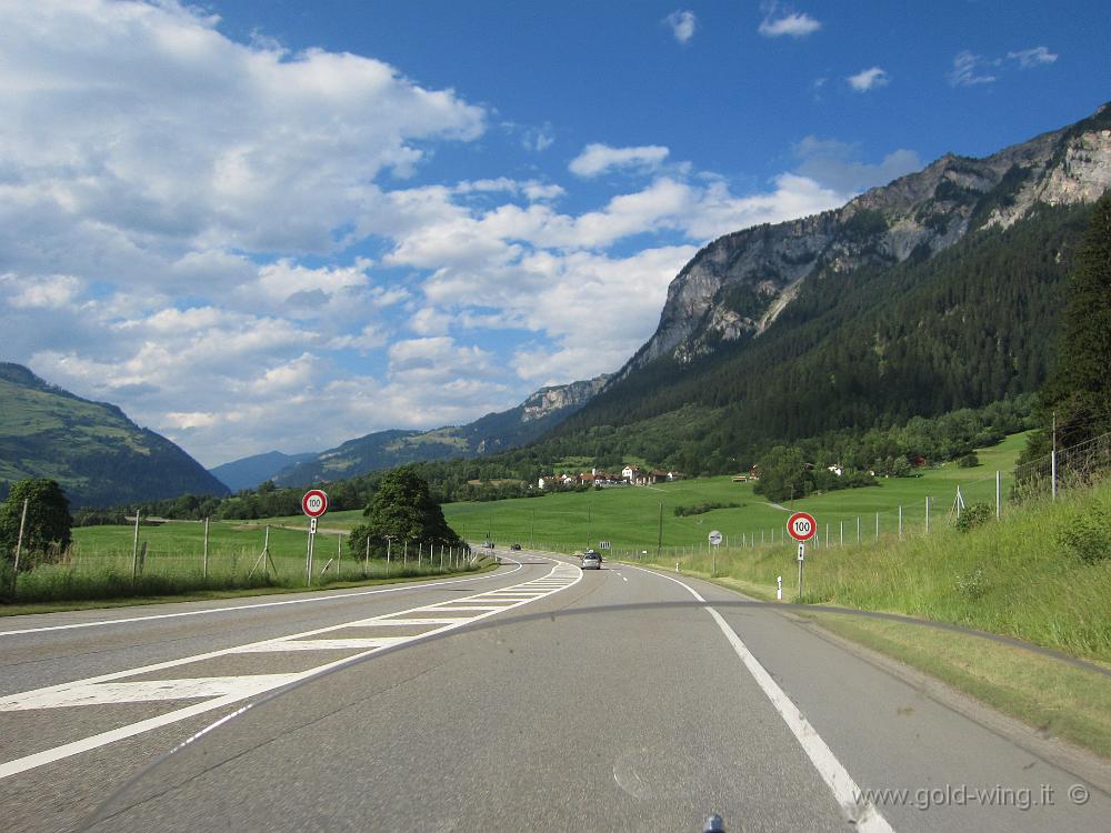 IMG_0066.JPG - Passo San Bernardino (Svizzera): m 1.600 (la galleria) , m 2.065 (il valico)