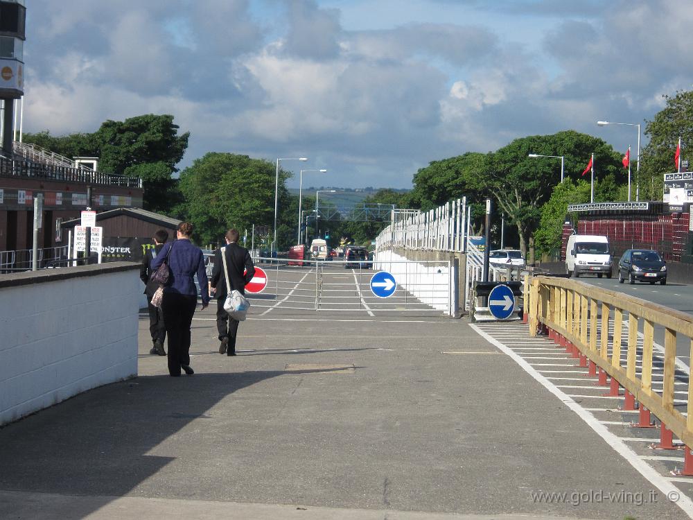 IMG_0563.JPG - Man: partenza del circuito del TT. Ragazzi che vanno a scuola