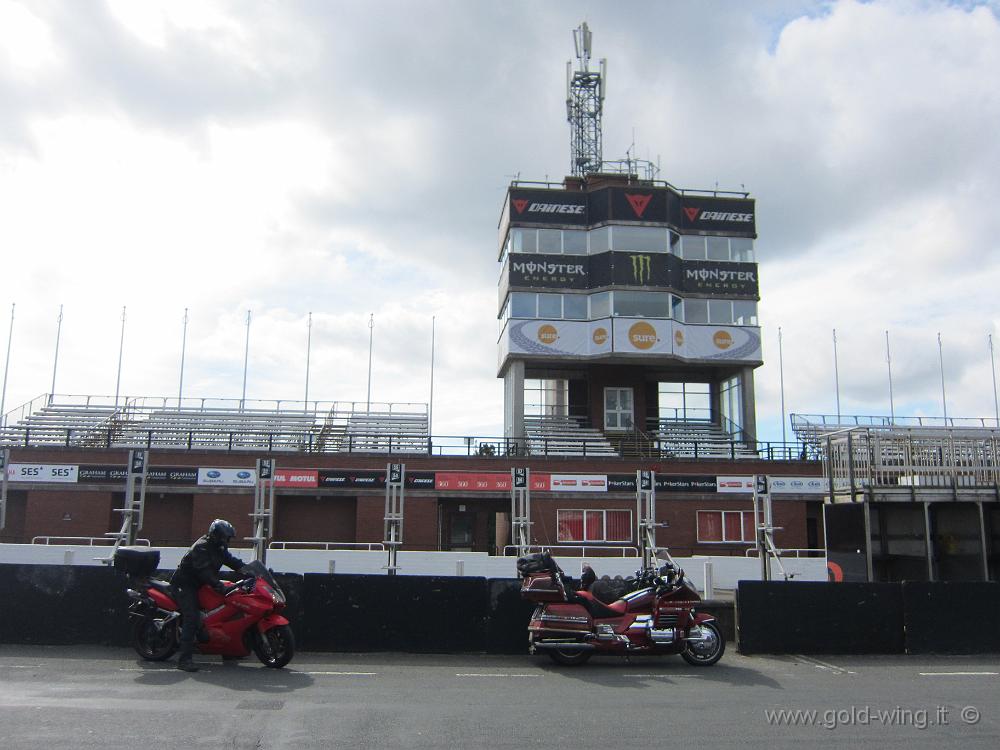 IMG_0580.JPG - Isola di Man: il circuito del Tourist Trophy. 01 - Grandstand, la partenza