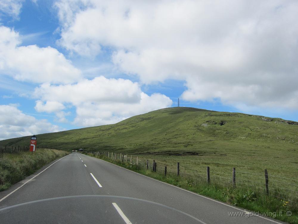 IMG_0783.JPG - 34 - Black Hut, curva a sinistra. La strada passa accanto al monte Snaefell (sulla destra nella foto), il punto più alto dellisola (m 621), raggiungibile anche con un tram elettrico che parte da Laxey, sulla costa.)