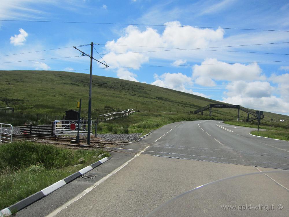 IMG_0794.JPG - 36 - Bungalow Station: si attraversa la ferrovia che sale sul vicino monte Snaefell. Sullo sfondo un ponte pedonale che permette di passare da un lato allaltro del circuito