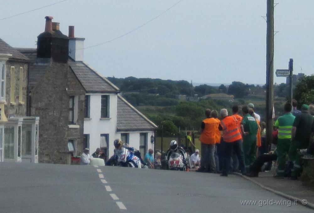 IMG_0964.JPG - Southern 100 Races, un circuito stradale più corto del TT, di 6,84 km, a forma circa di un quadrilatero. Passaggio di alcune moto , in piega nella stretta curva a destra