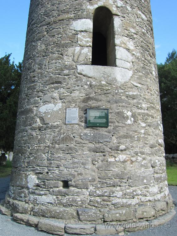 IMG_1680.JPG - Glendalough: l'ingresso rialzato alla torre circolare