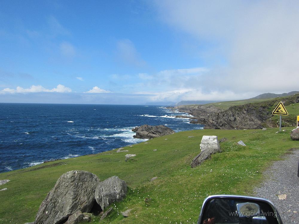 IMG_3525.JPG - Achill Island, l'Atlantic Drive. Probabilmente la più bella strada che abbia percorso in Irlanda. L'oceano frange fragoroso sulle scogliere alla mia sinistra, il mare è di un blu mai visto in Irlanda, le scogliere sfidano le onde e la strada corre sinuosa lungo la costa; su tutto il vento, che non smette mai di soffiare.