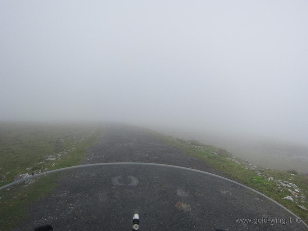 IMG_3601.JPG - Nel nord di Achill Island, perfettamente in linea con la mutevolezza del clima irlandese, cala la nebbia e la temperatura scende a 13°