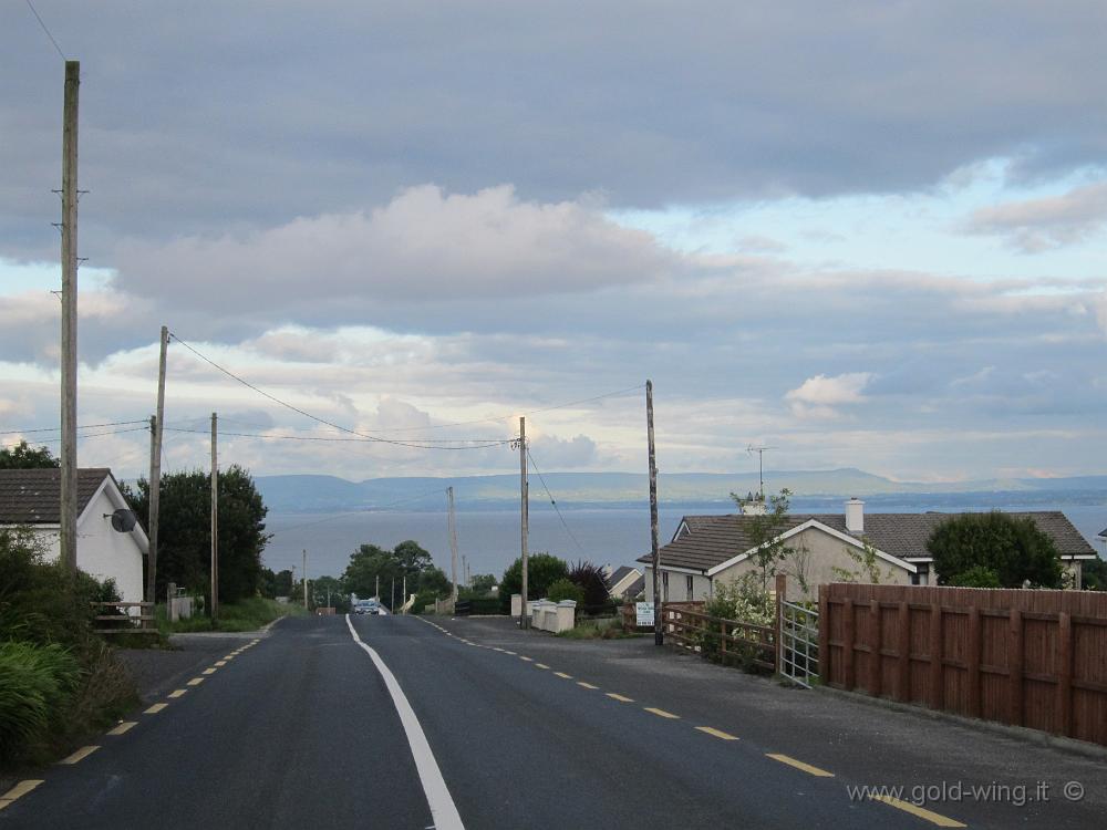 IMG_4431.JPG - Lough Foyle, l'ampia baia di Londonderry.Di fronte a me, la costa opposta, quella dell'Irlanda del Nord