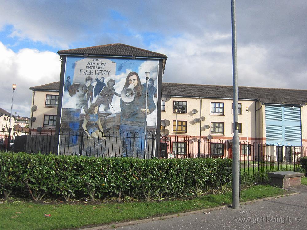 IMG_4458-75.JPG - Derry. Rossville St, vicino al Free Derry Corner: murales sugli scontri iniziati nel 1969