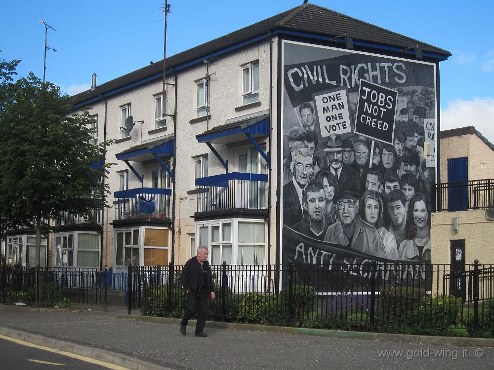 IMG_4459.JPG - Derry. Rossville St, vicino al Free Derry Corner: murales sugli scontri iniziati nel 1969