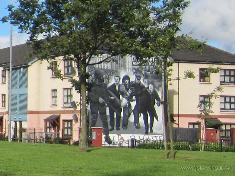 IMG_4462T.JPG - Derry, murales. Bloody Sunday: un gruppo di uomini, guidati dal sacerdote locale, trasporta il corpo della prima vittima della giornata