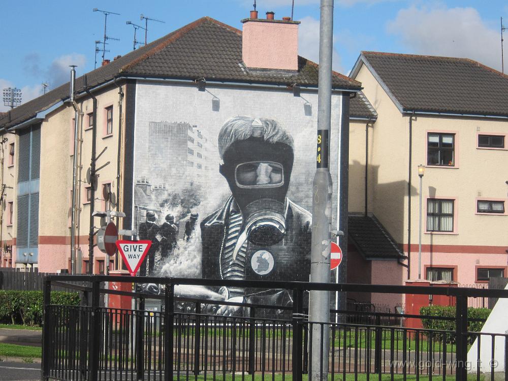 IMG_4466.JPG - Derry, murales.Petrol Bomber: un ragazzo con la maschera antigas e una bottiglia molotov