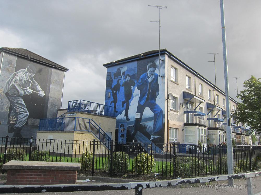 IMG_4467-76.JPG - Derry, murales. Operation Motorman: un soldato britannico che sfonda una porta con una mazza