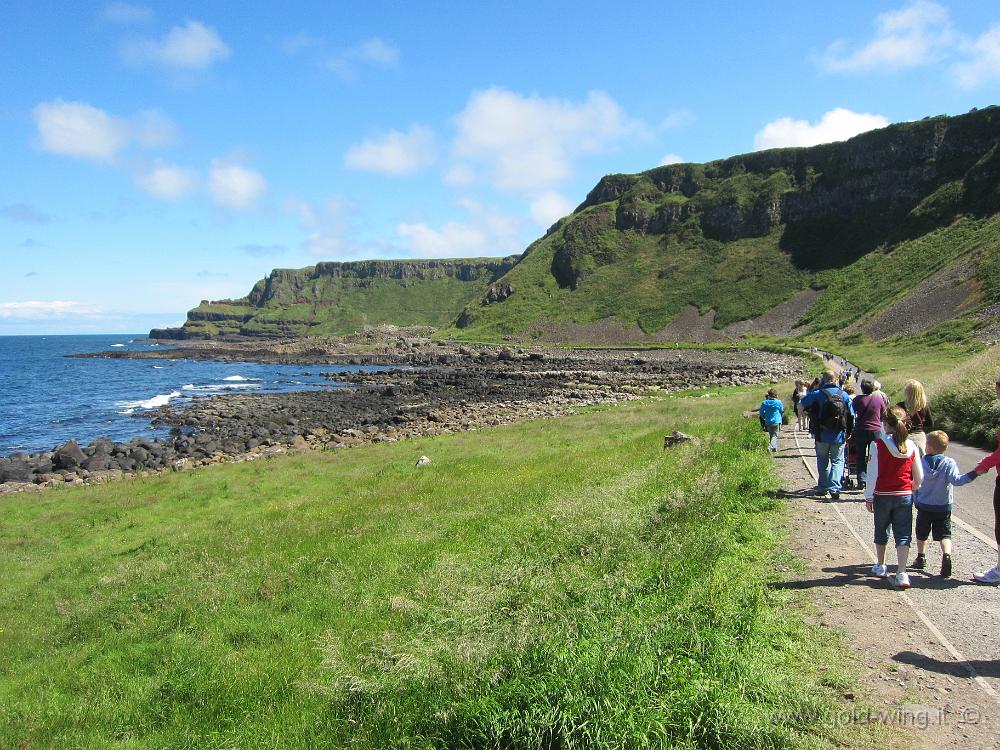 IMG_4637.JPG - La Giant's Causeway (sullo sfondo, la penisola bassa)