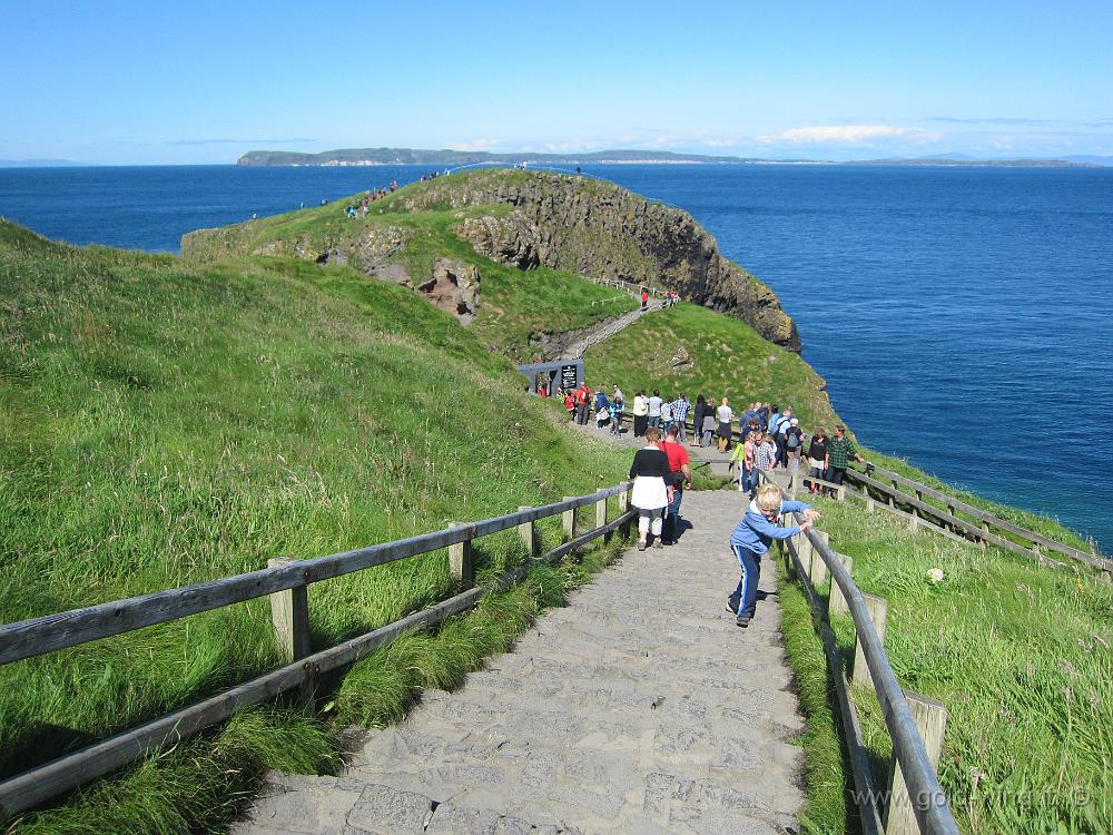 IMG_4833.JPG - Carrick-a-Rede. Quella specie di porta grigia di cemento è il punto dopo il quale cè il ponte di corda