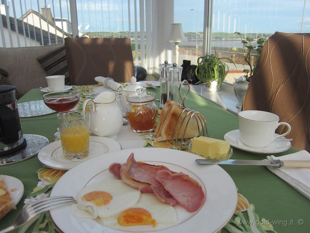 IMG_5032.JPG - Ricca colazione britannica, nella veranda della casa che mi ospita: non resterà nulla