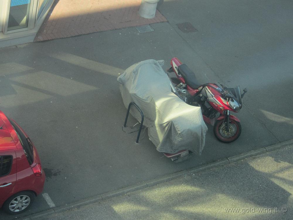 IMG_5168.JPG - All'una e mezzo di notte parcheggio la moto di fronte all'unico albergo trovato libero, a Dunkerque (foto fatta la mattina dopo)