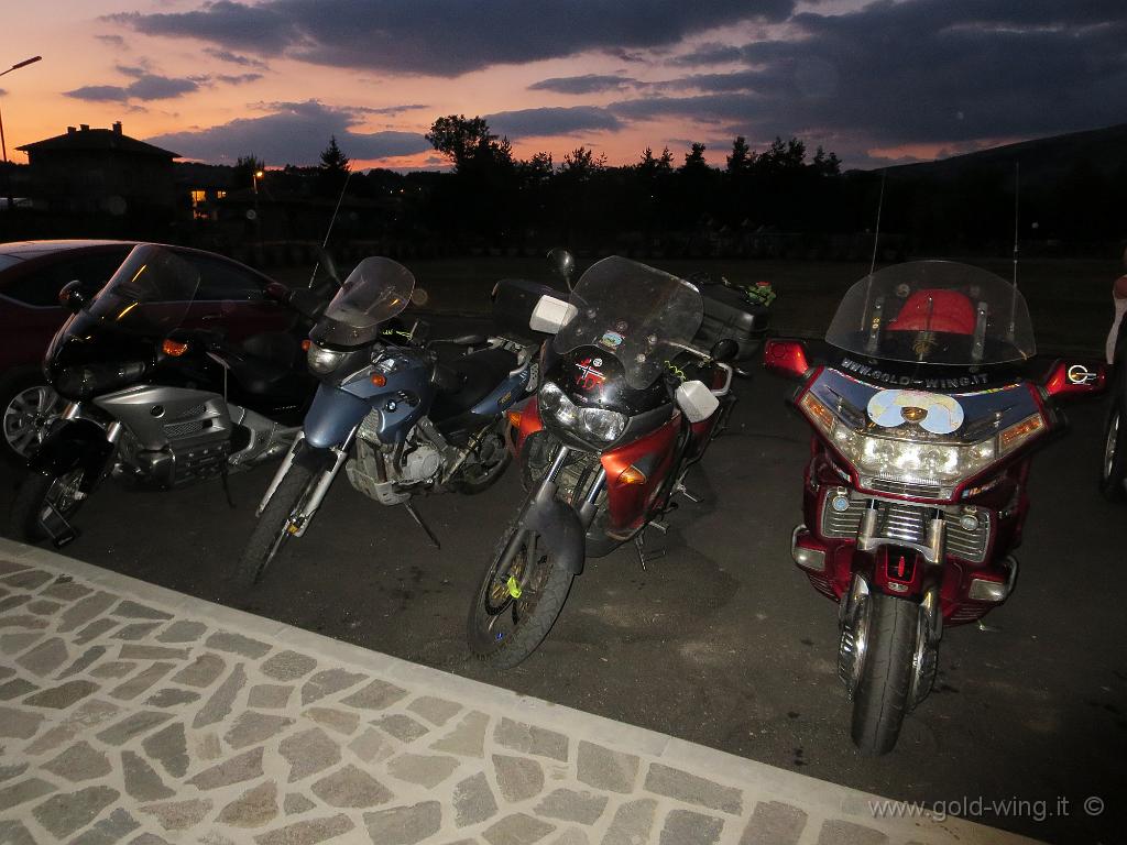 IMG_0099.JPG - 4 moto nel parcheggio dell'albergo bulgaro a Dragoman: la mia Gold Wing 1500, una Gold 1800 nuova di un francese, una Varadero e un gs 650 norvegesi