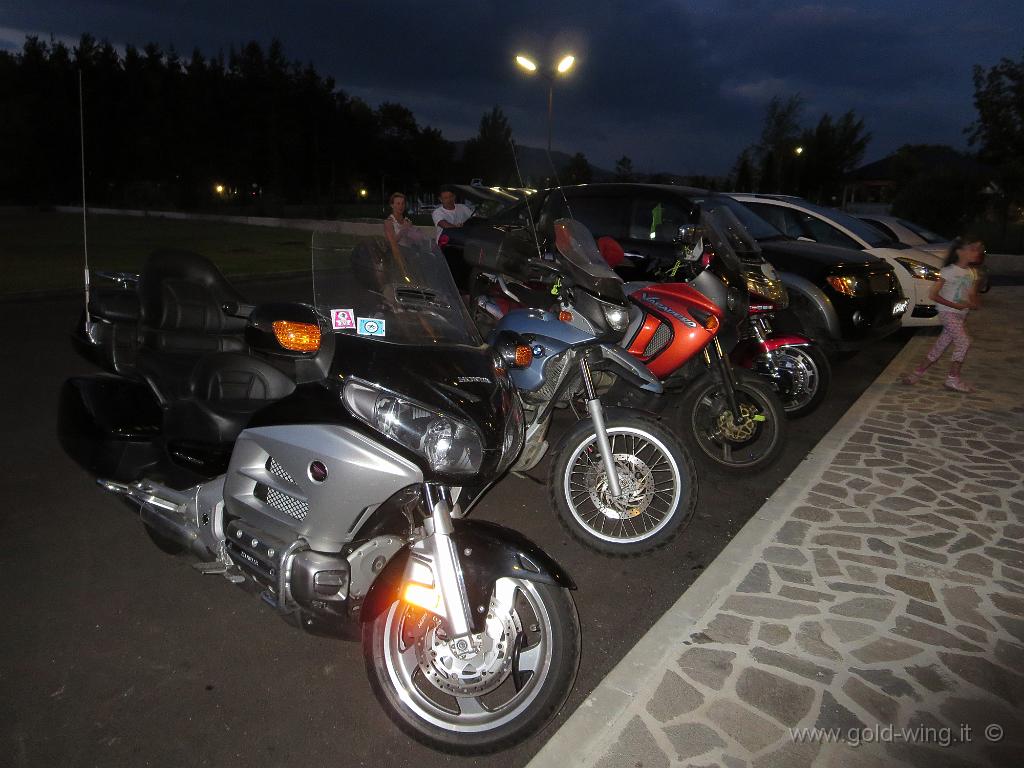 IMG_0100.JPG - 4 moto nel parcheggio dell'albergo bulgaro a Dragoman: la mia Gold Wing 1500, una Gold 1800 nuova di un francese, una Varadero e un gs 650 norvegesi