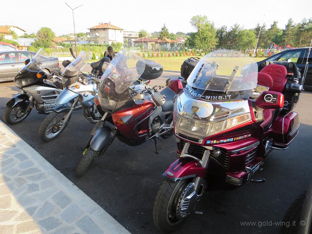 IMG_0001.JPG - 4 moto nel parcheggio dell'albergo bulgaro a Dragoman: la mia Gold Wing 1500, una Gold 1800 nuova di un francese, una Varadero e un gs 650 norvegesi