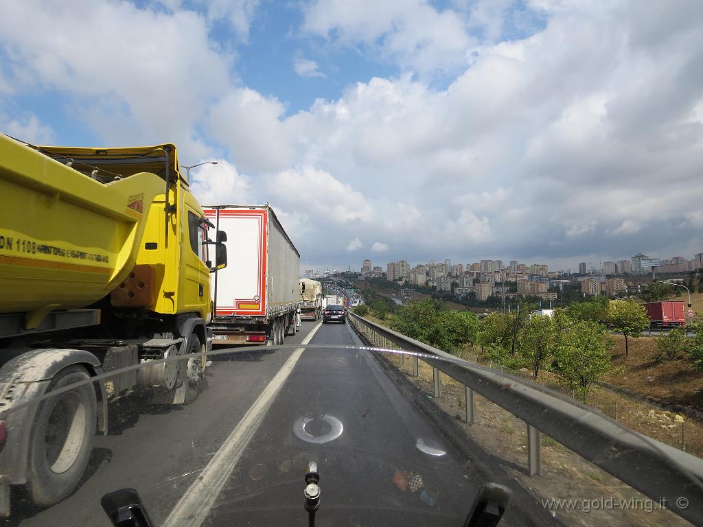 IMG_0034.JPG - Circonvallazione di Istanbul: molto traffico e...corsia d'emergenza