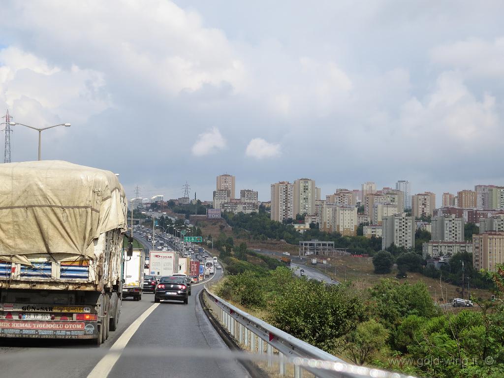 IMG_0035.JPG - Circonvallazione di Istanbul: molto traffico e...corsia d'emergenza