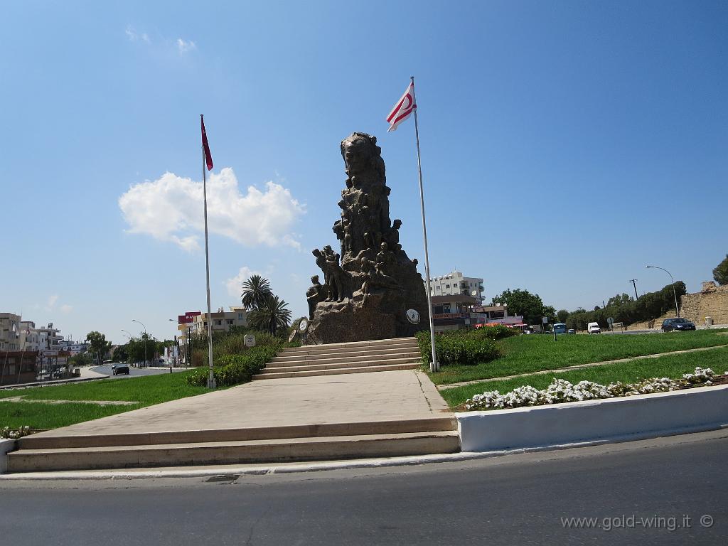 IMG_0270.JPG - Famagosta: monumento a Ataturk