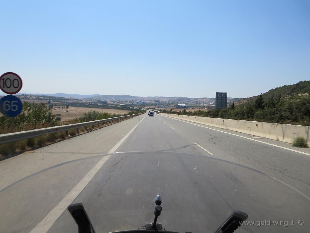 IMG_0278.JPG - Autostrada tra Larnaka e Lemesos: limiti piuttosto bassi (100 km/h)