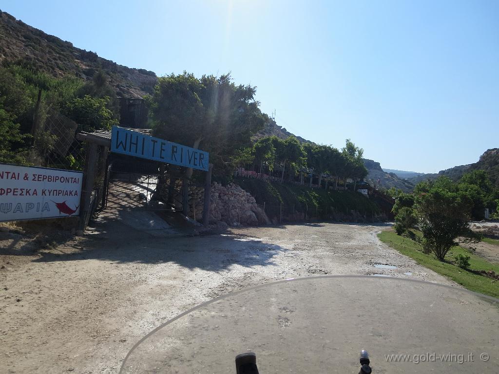 IMG_1160.JPG - Ritorno dall spiaggia di Lara: ristorante sulla strada costiera