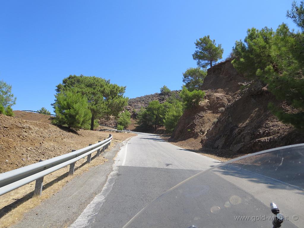 IMG_1255.JPG - Tylliria: la tortuosa strada che aggira l'enclave di Kokkina