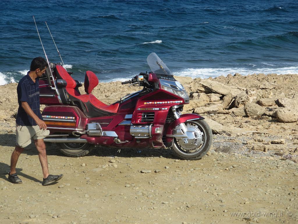 IMG_0086.JPG - Capo Kormakitis: il turco osserva la moto