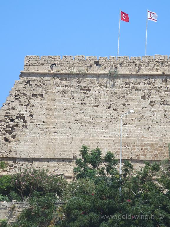 IMG_0344.JPG - Kyrenia: il castello, con le solite due bandiere