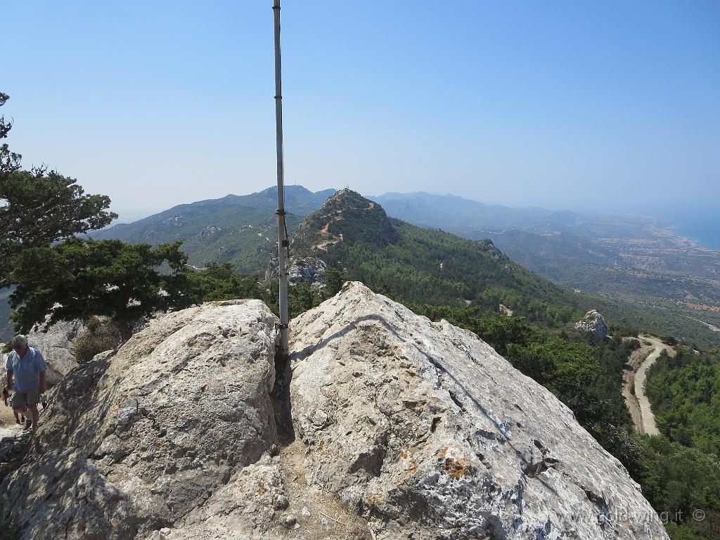 IMG_0775.JPG - In cima al castello di Kantara: la base militare turca è sull'altura di fronte