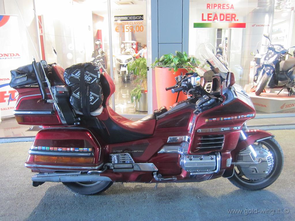 IMG_0003.JPG - The bike, loads of luggage, ready for the crate test / La moto, carica dei bagagli, pronta alla prova cassa