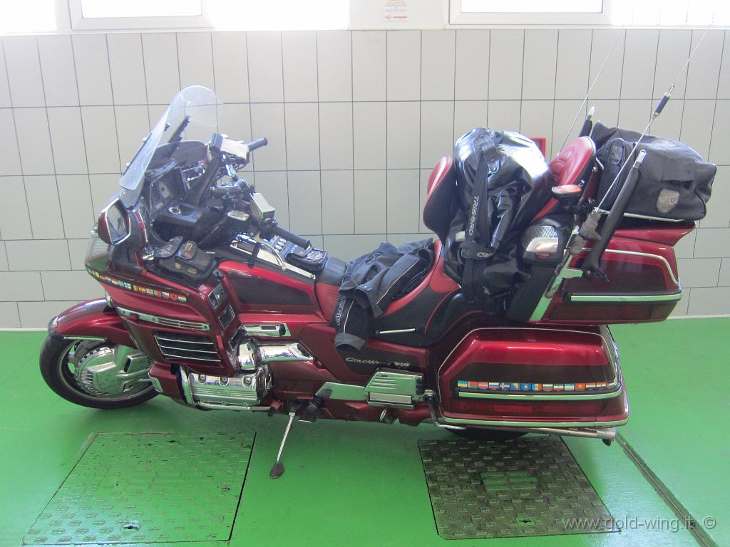 IMG_0007.JPG - The bike, loads of luggage, ready for the crate test, in the workshop of the Honda dealer / La moto, carica dei bagagli, pronta alla prova cassa, nell'officina del concessionario Honda