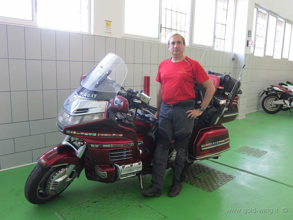 IMG_0008.JPG - Me with my bike, ready for the crate test, in the workshop of Honda dealer / Io con la mia moto, pronto alla prova cassa, nell'officina del concessionario Honda