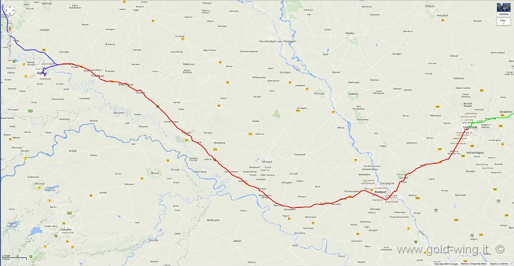 131019.jpg - 19.10. Agra (6.05) - Lucknow (17.12). Km 375, viaggio h 11.07, guida h 5.53